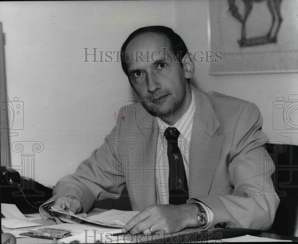1976 Press Photo Philip Resnick, Psychiatric clinic director for commo ...