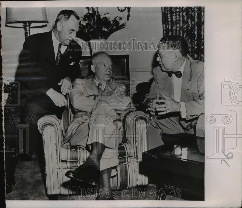 1952 Press Photo Pres Eisenhower with Sen.Frank Carlson &amp; C.Mayland Brooks. - Historic Images