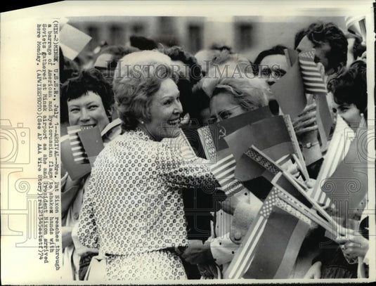 1974 Wire Photo Mrs. Nixon at crowds in Munsk Airport - cvw12036 - Historic Images