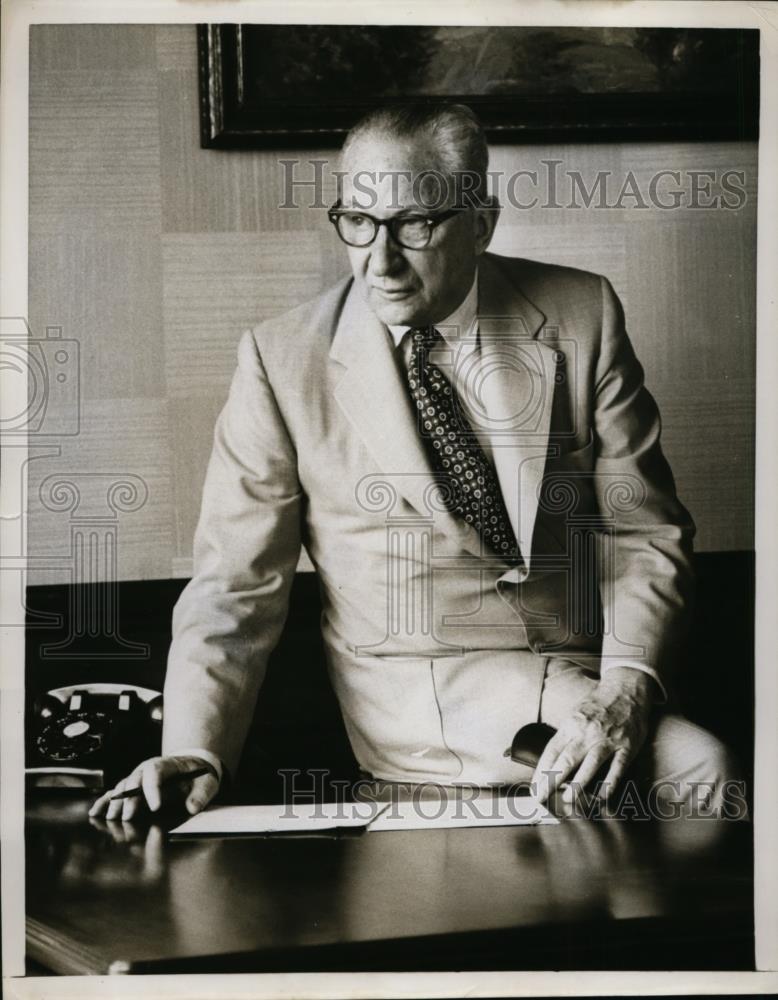 1964 Press Photo Dr Harold Thomas Hyman a NEA writer - nee87752 - Historic Images