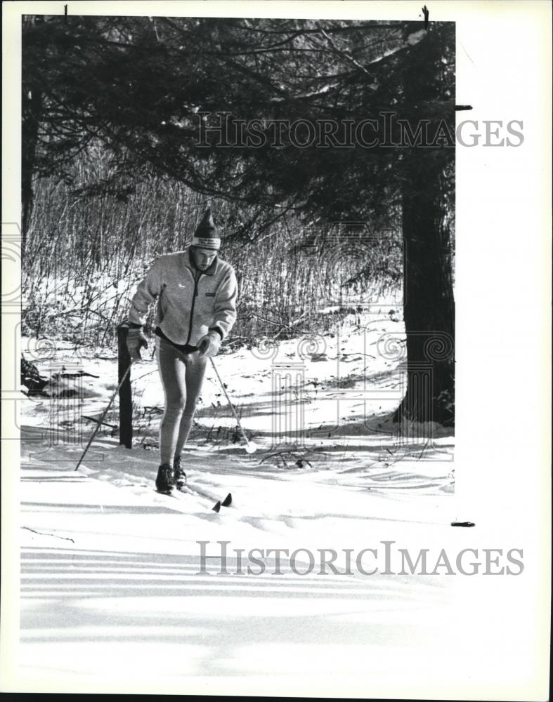 1988 Press Photo Cross Country skiing; Gill Willis of Slatzfork, WV - cva79039 - Historic Images