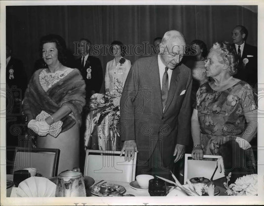 Press Photo Mrs Rhodes & George Hanpuaag at a dinner in Cleveland Ohio - Historic Images