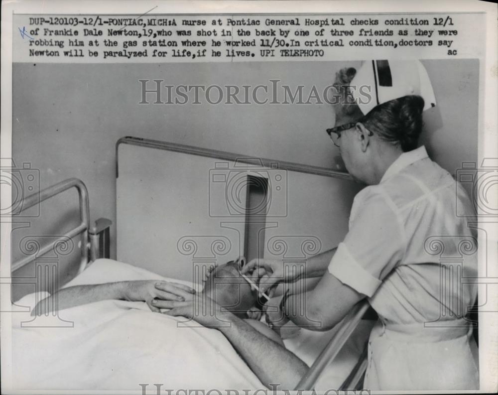 1960 Press Photo Nurse at Pontiac Gen.Hosp. checks condition on Frankie Newton. - Historic Images