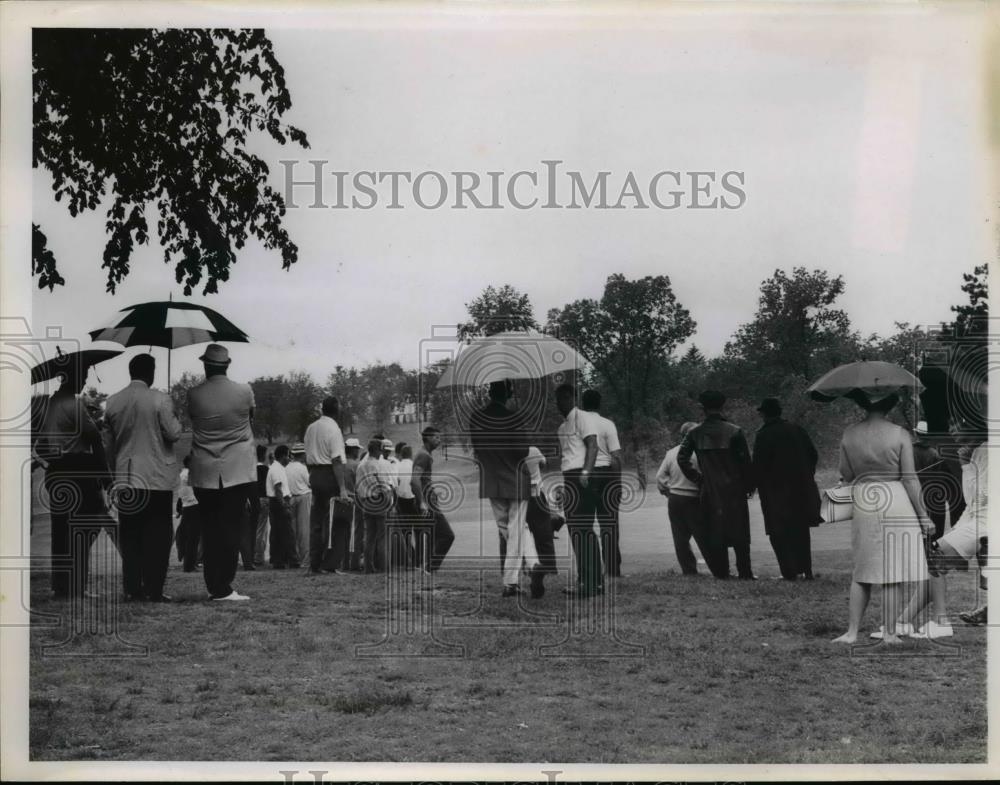 1965 Press Photo Golfers &amp; gallery in the rain at Cleveland Ohio course - Historic Images