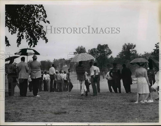 1965 Press Photo Golfers & gallery in the rain at Cleveland Ohio course - Historic Images