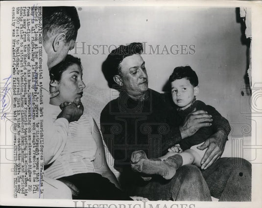 1953 Press Photo Bert Hemrich, Mrs Louisa La Madrid & baby at NYC hospital - Historic Images