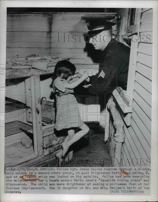 1950 Press Photo Police Sgt. Jesse Haynes save a girl out of an icebox locked - Historic Images