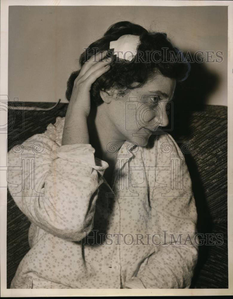 1955 Press Photo Mrs Doris Heatley of Cleveland Ohio hit by wind thrown debris - Historic Images