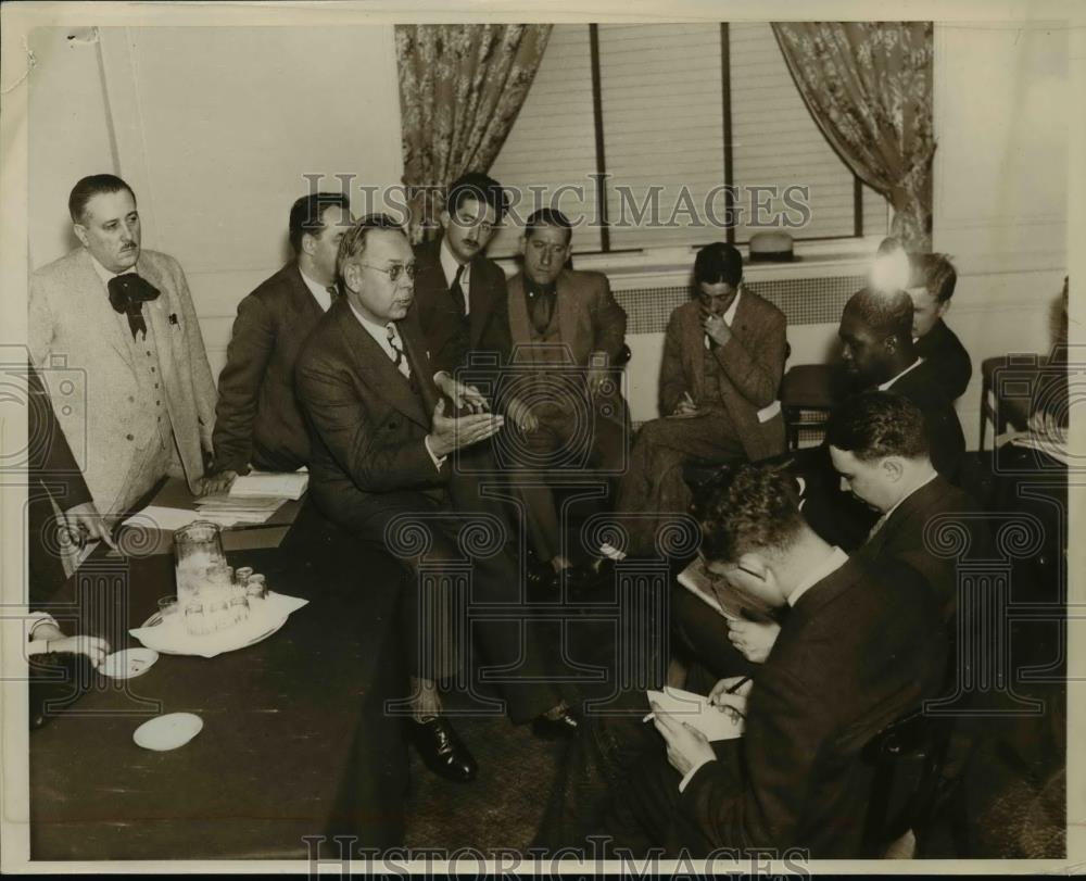 1936 Press Photo Gov. Val Peterson seated on table at Hotel Commodore - Historic Images