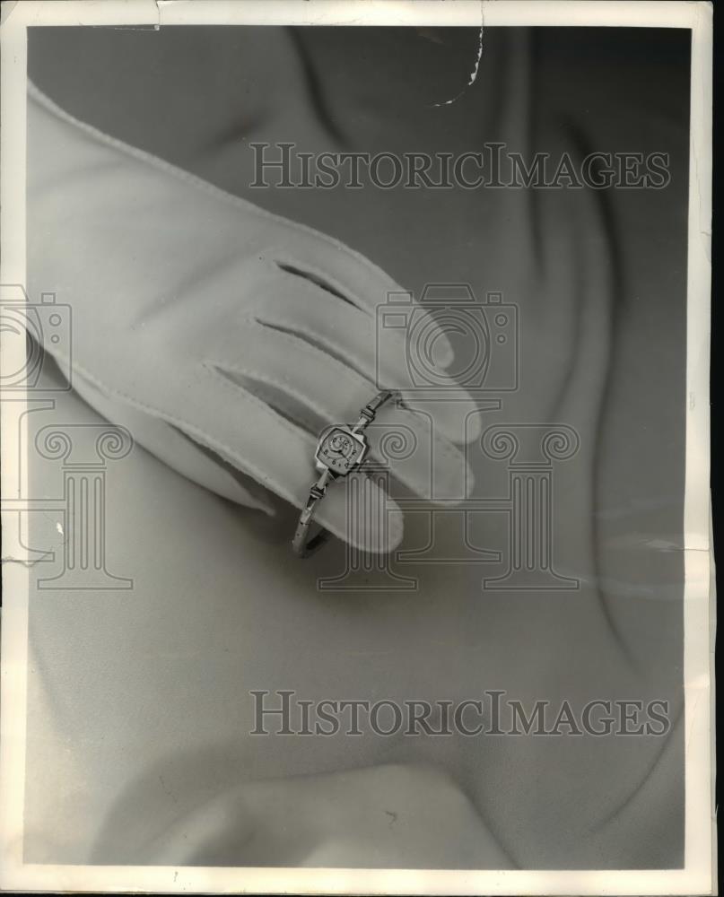 1958 Press Photo Reversed Faceted Diamond Shape Elgin Ladies Watch. - nee83835 - Historic Images