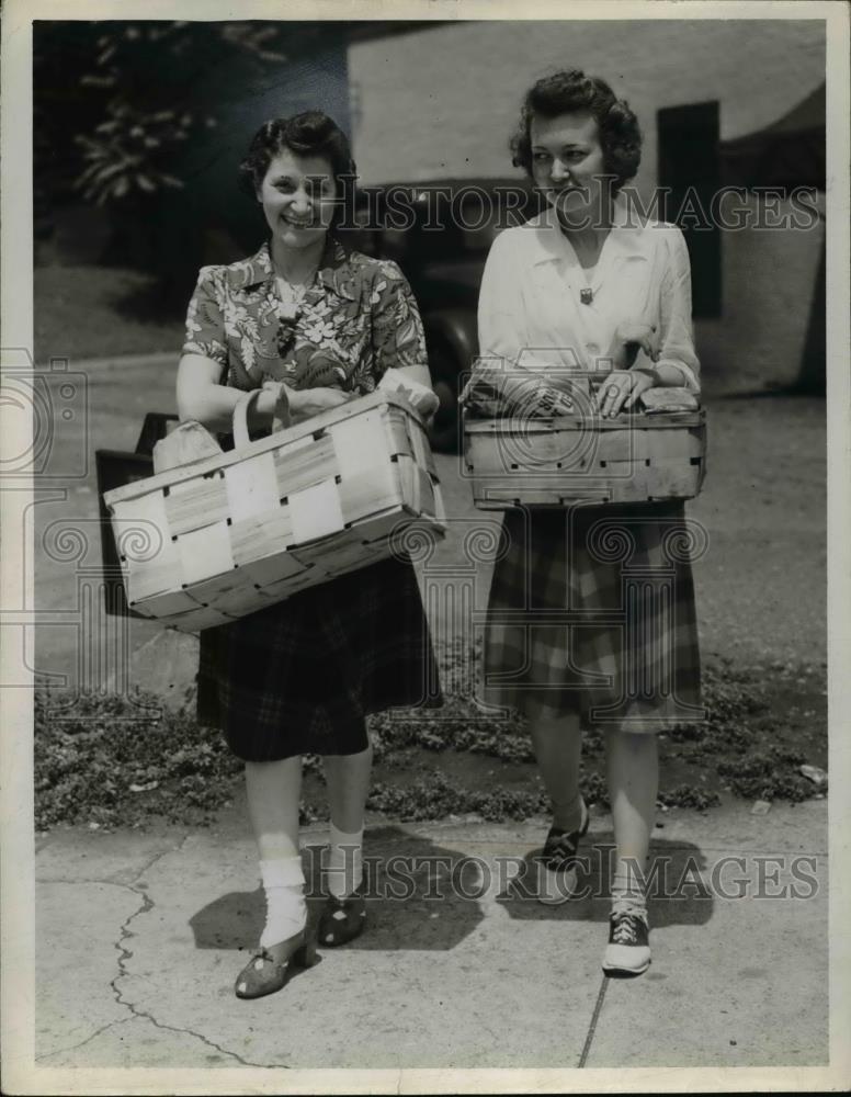 1942 Press Photo Mrs Josephine Savoca &amp; Georgiana Goodrich of Cleveland Ohio - Historic Images