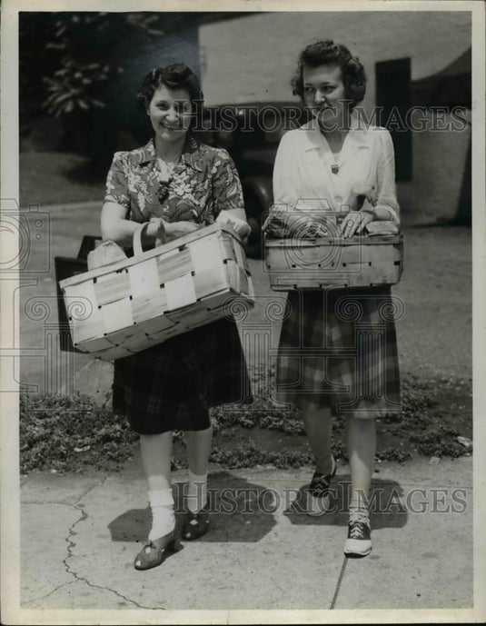 1942 Press Photo Mrs Josephine Savoca & Georgiana Goodrich of Cleveland Ohio - Historic Images