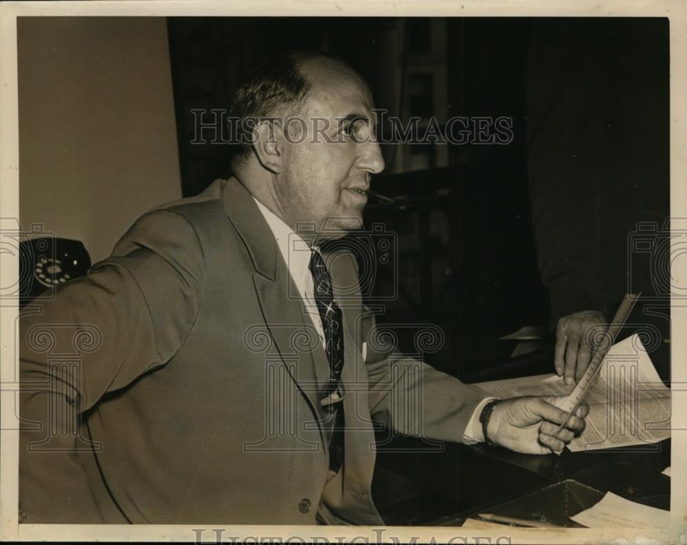 1940 Press Photo Albert Goldman N.Y City Postmaster explain aliean Registration - Historic Images