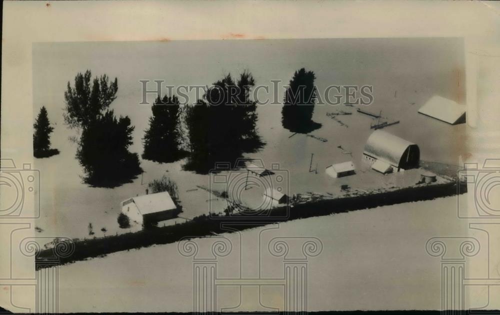 1948 Press Photo Flood waters rise as Kootenay River cause flooding at farmland - Historic Images