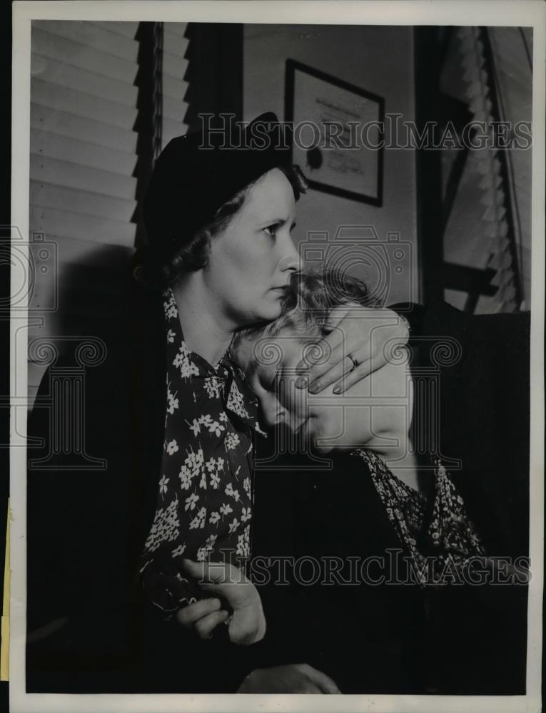 1937 Press Photo Mrs.Carl Jackson Jr. with mother after husband confess Murderer - Historic Images