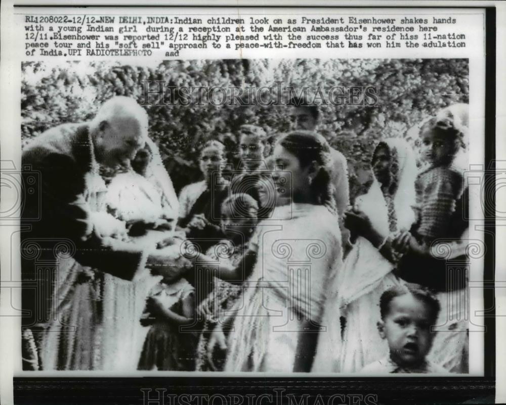1959 Press Photo President Eisenhower greets children at New Delhi India - Historic Images