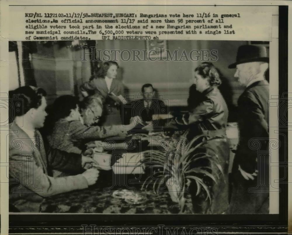 1958 Press Photo Hungarian Municipal Council vote in general election. - Historic Images