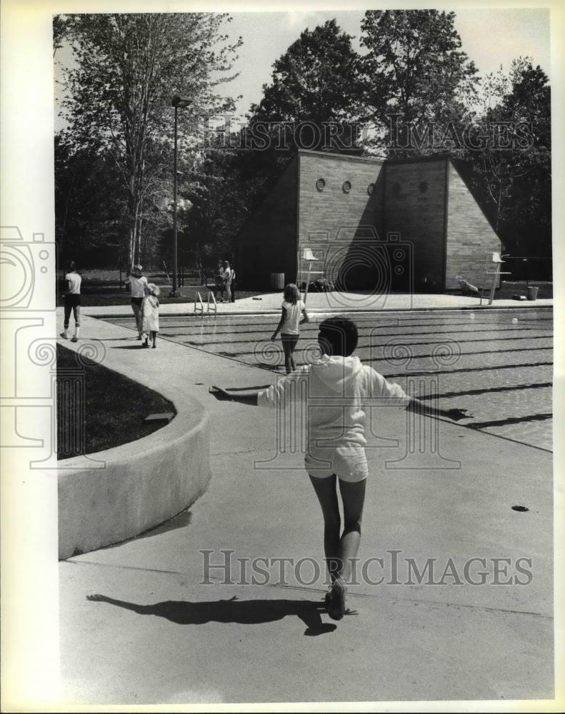 1981 Press Photo Civic center Oark pool, Mentor Ohio - cvb04059 - Historic Images