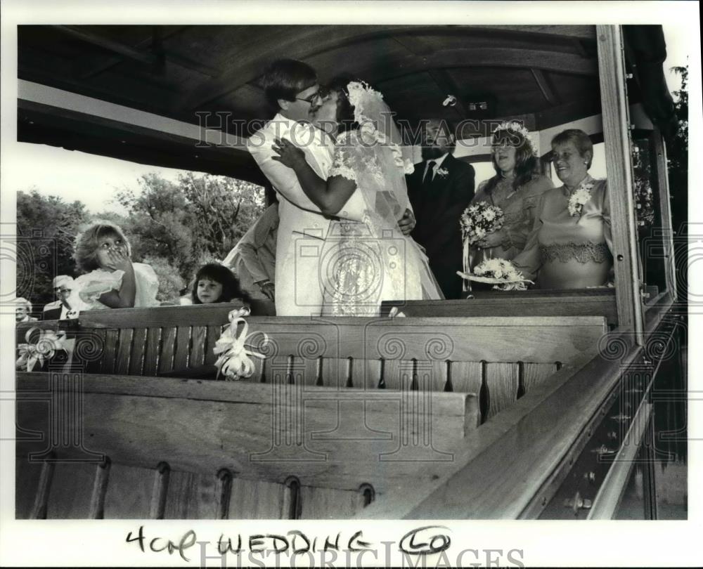 1987 Press Photo Dough and Kathy Gall Share a Smooch in the back of the Trolley - Historic Images