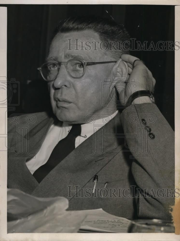 1946 Press Photo War Assets Administrator Robert M Little at Houss Surplus Comm - Historic Images