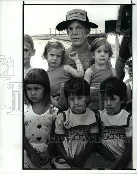 1987 Press Photo Knott twins at the Twinsburgh Ohio Twins Day contest - Historic Images