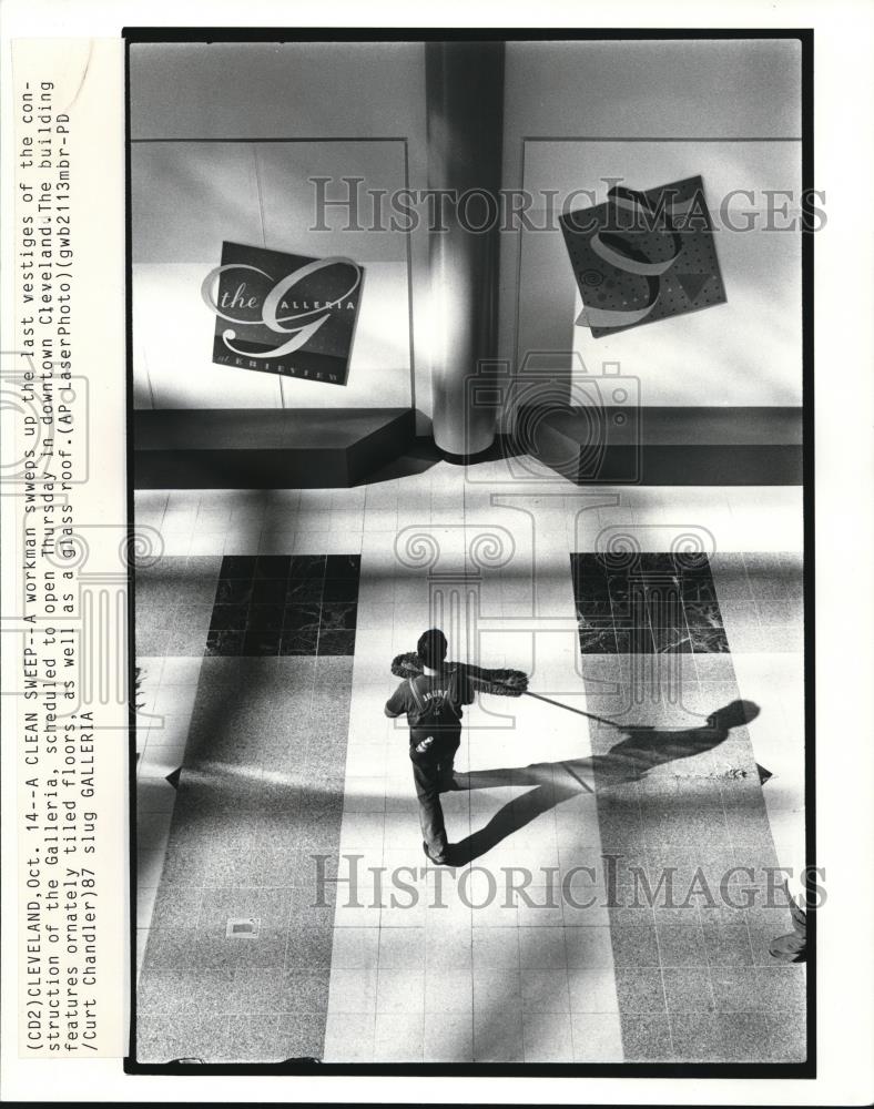 1987 Press Photo Workman sweeps as the Gallleria is readied for its unveiling - Historic Images