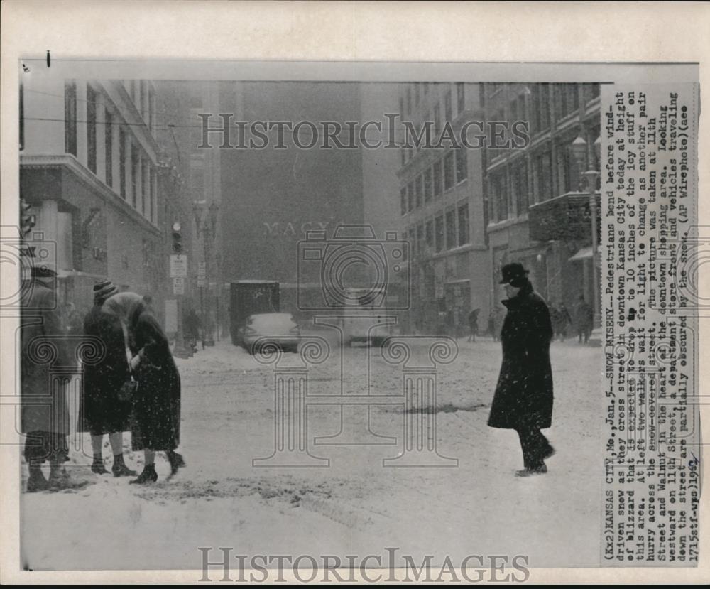 1962 Wire Photo The pedestrians during the strong wind downtown Kansas - Historic Images