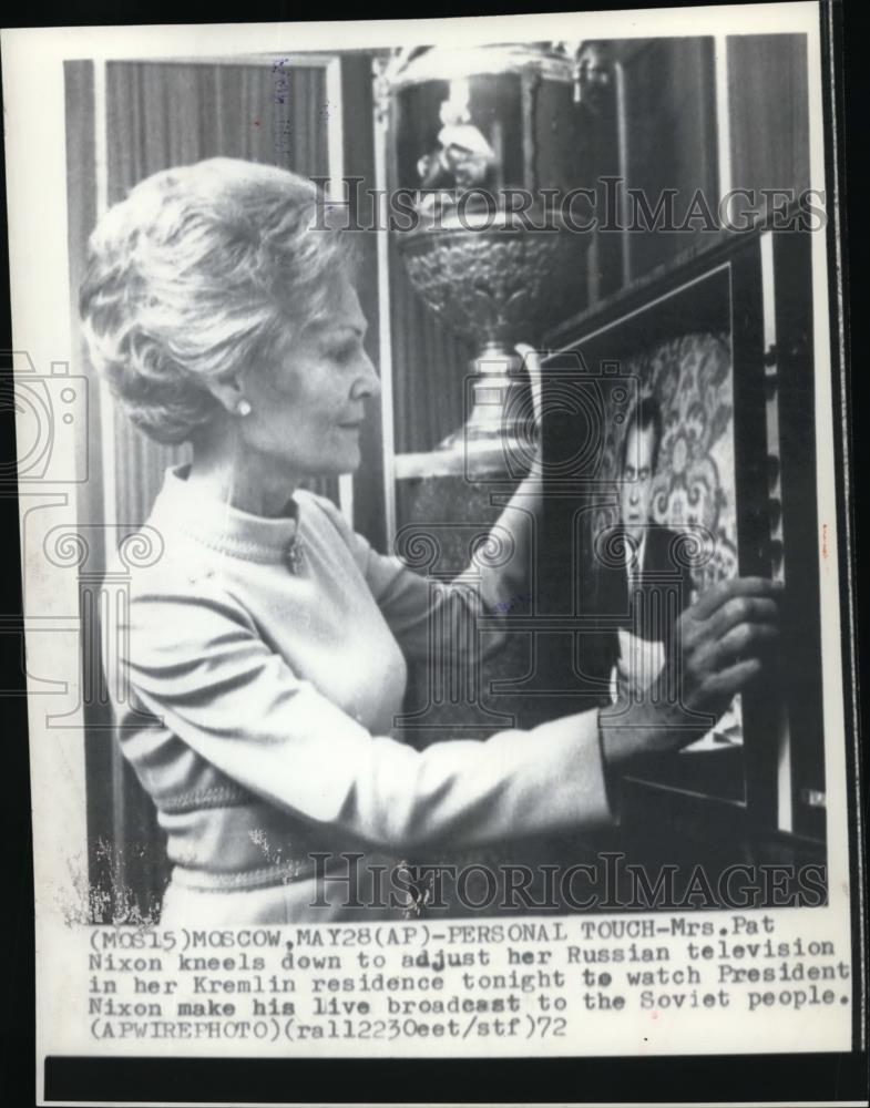1972 Wire Photo Mrs. Nixon adjust her TV in her Kremlin residence - cvw13633 - Historic Images