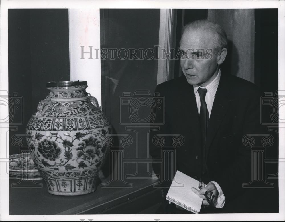 1968 Press Photo Basil Gran, Keeper Oriental Antiques of Yuan Dynasty Exhibit - Historic Images