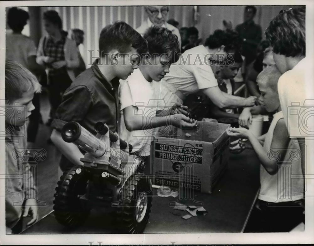 1965 Press Photo Kids at a fish bowl drawing for prizes at Cleveland show - Historic Images