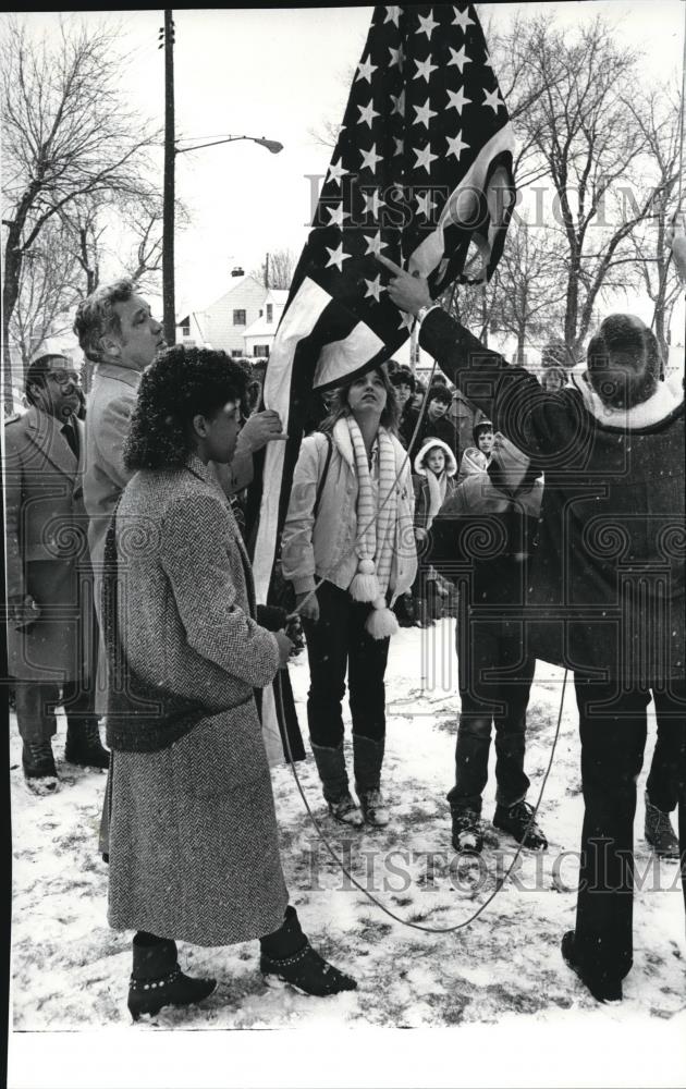1986 Press Photo Flag raising at Freedom academy honoring fallen astronauts - Historic Images