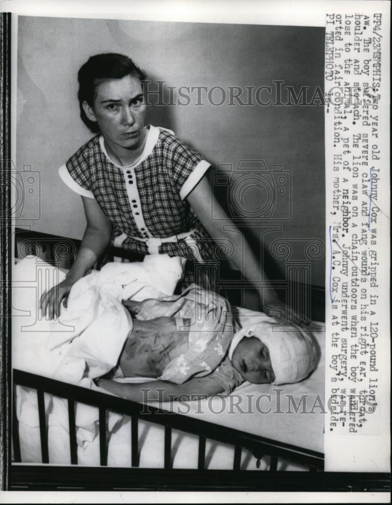 1959 Press Photo Mrs AC Cox &amp; son Johnny Cox who was clawed by lion - nee88399 - Historic Images