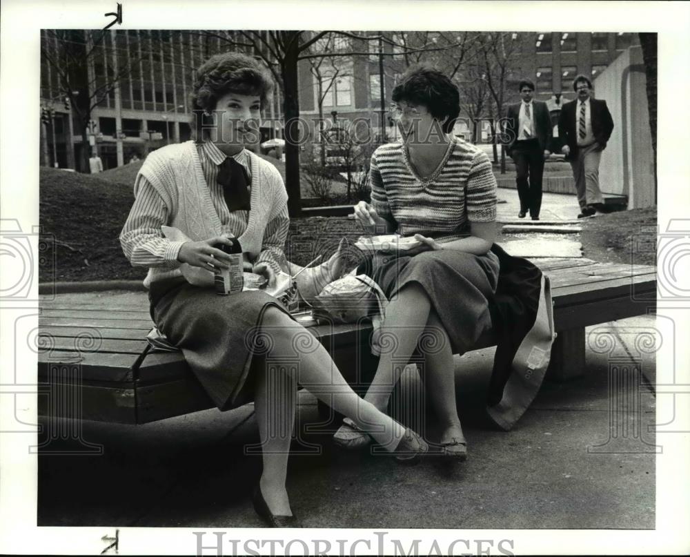 1926 Press Photo Susan Lange, Carrie Goodwin enjoy their lunch at Chester - Historic Images