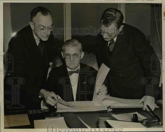 1941 Press Photo William Knudsen with survey report of Manufacturing plant in US - Historic Images