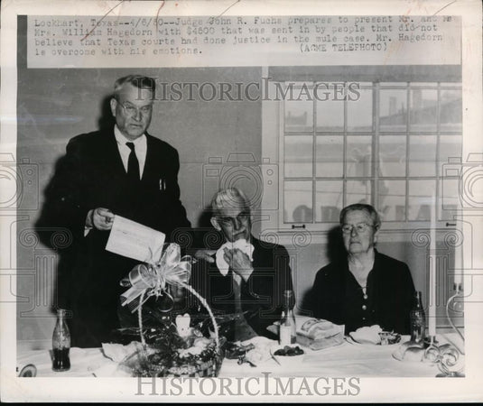 1950 Press Photo Judge John Fuchs at Lockhart Tx court with Mr & Mrs Hagedorn - Historic Images