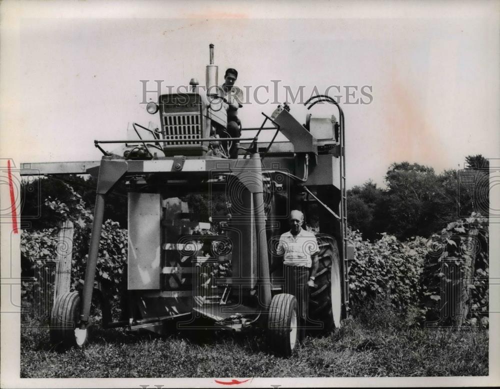 Press Photo Glen Stoltz And Son Monte With Grape Picker In Hapersfield - Historic Images