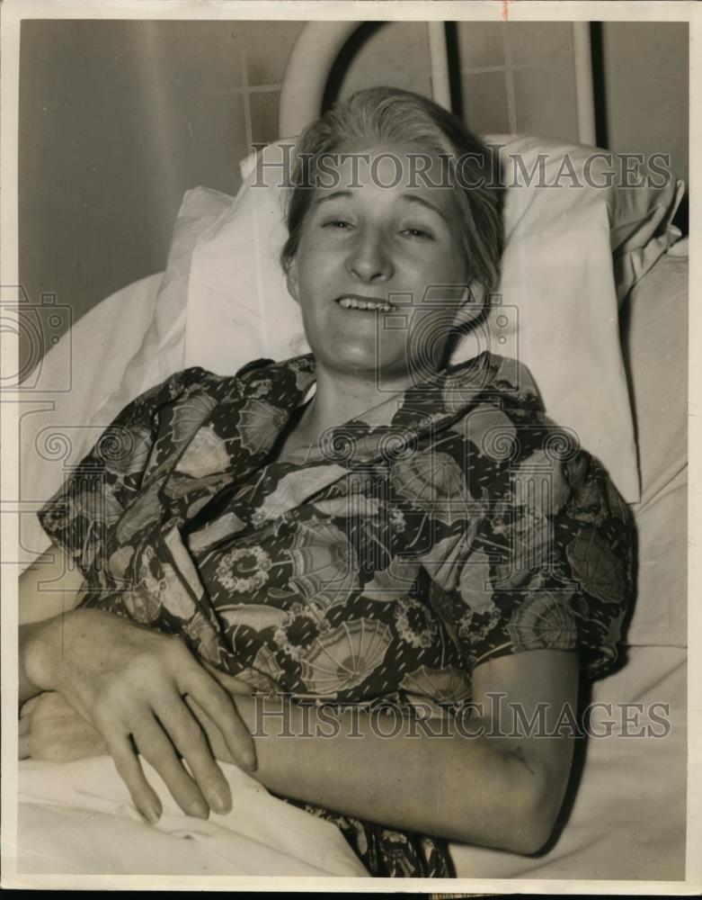 1940 Press Photo Mrs Nellie Bass with disease turning skin to stone - nee87729 - Historic Images