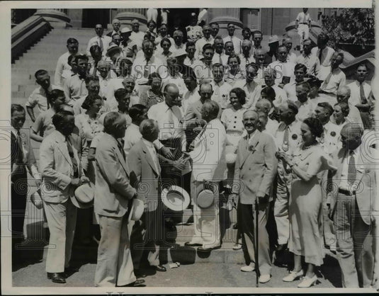 1936 Press Photo Kansas Governor Alf Landon & Amerrican Poultry Assn in Topeka - Historic Images