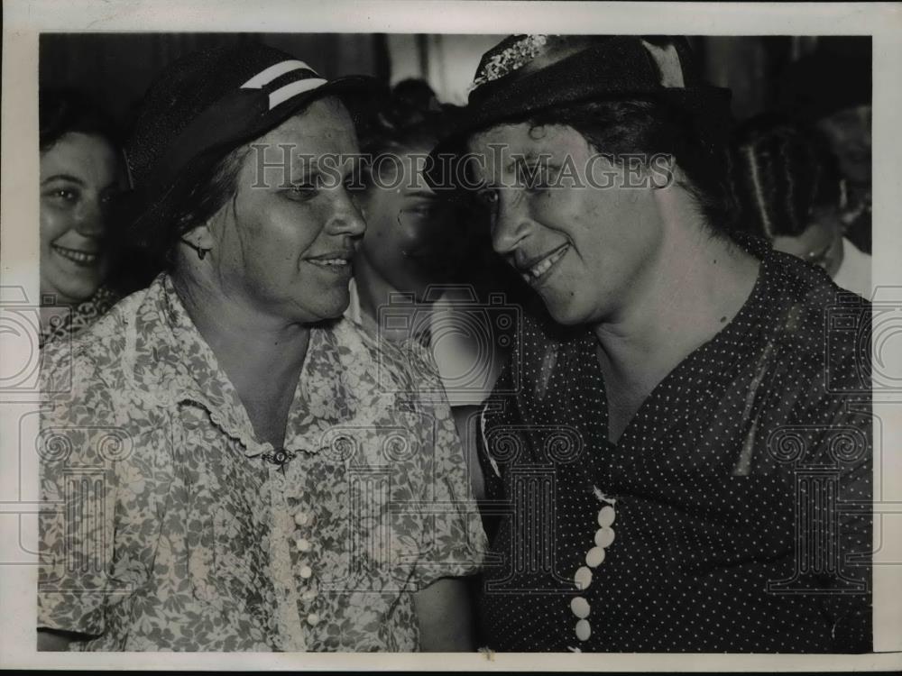 1938 Press Photo Mrs Barba Krepechak, Mrs Stella Kirin Youngstown Ohio - Historic Images