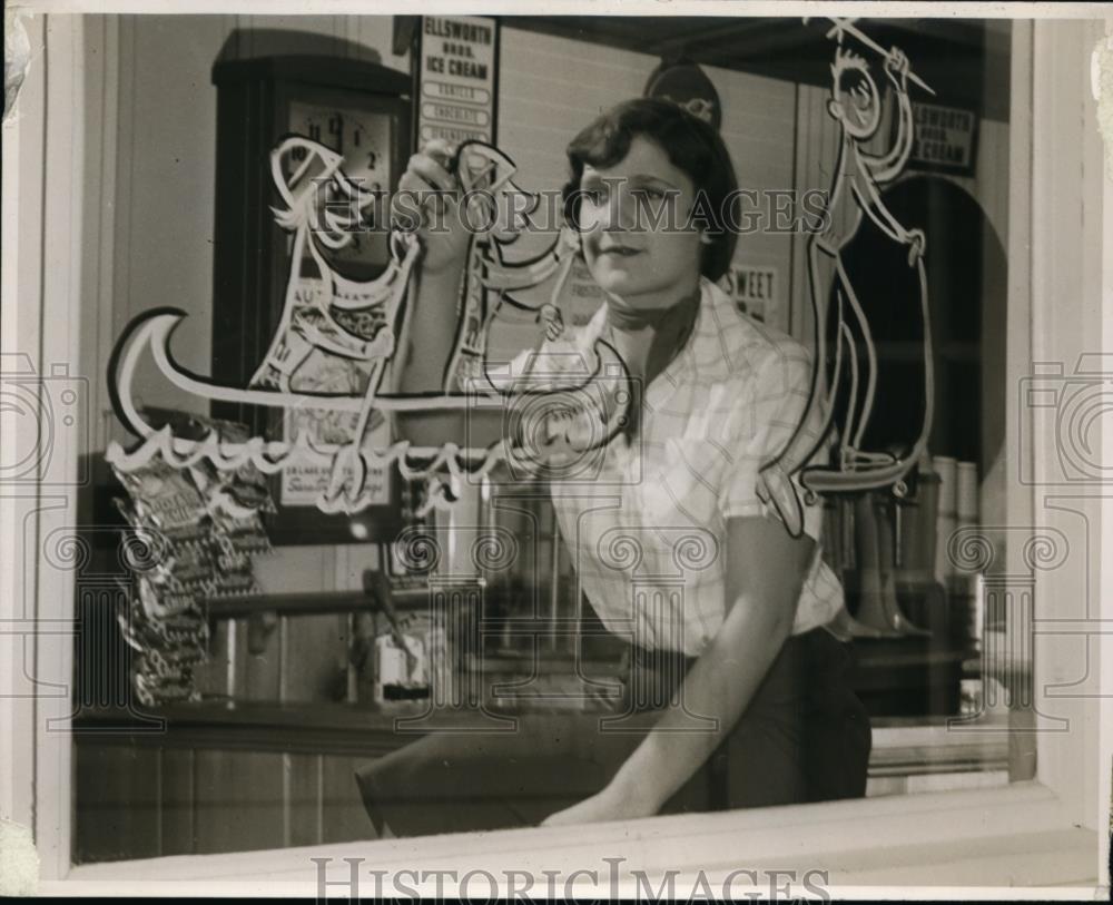 1951 Press Photo Grethen Gilbert, Skidmore College Student - nee86808 - Historic Images