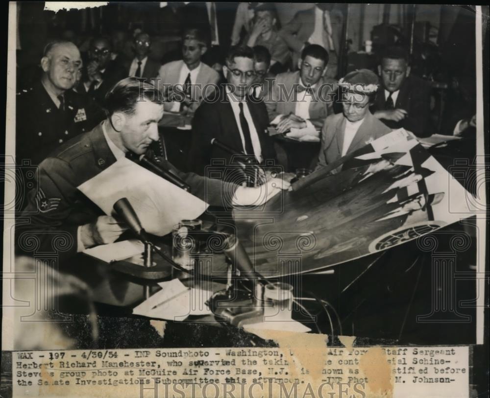 1954 Press Photo USAF S/Sgt Richard Manchester at Senate Subcommittee - Historic Images