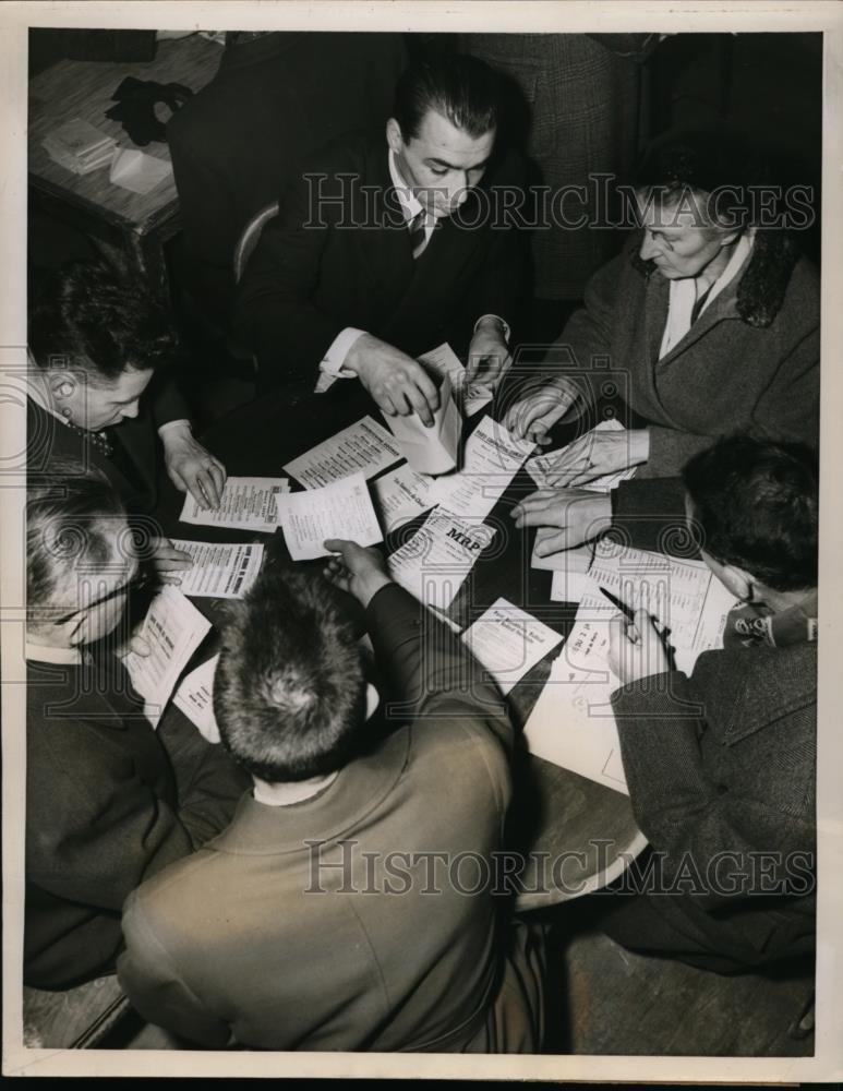 1956 Press Photo French election officials at Paris polling place count votes - Historic Images