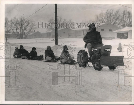 1965 Press Photo Harry Good, 8382 Royalhaven, tows neighborhood kids - cva81441 - Historic Images