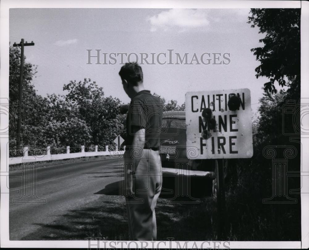 1953 Press Photo New Straitsville Ohio coal mine fire signs along the road - Historic Images