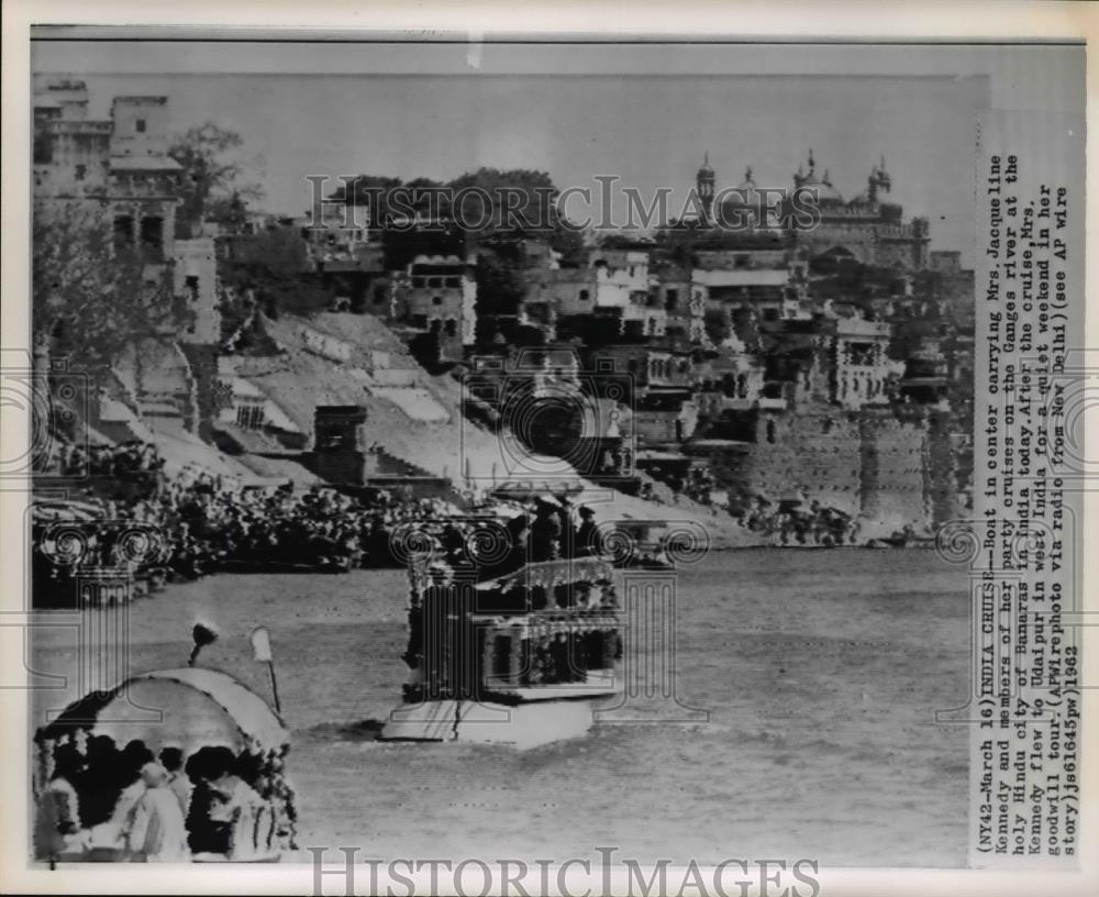 1962 Wire Photo Mrs Jacqueline Kennedy &amp; party cruises members on Ganges River - Historic Images