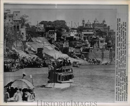 1962 Wire Photo Mrs Jacqueline Kennedy & party cruises members on Ganges River - Historic Images