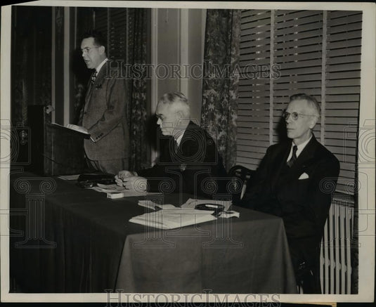 1945 Press Photo Fred Stein speaks at N.Y State Society of Newspaper Editors - Historic Images