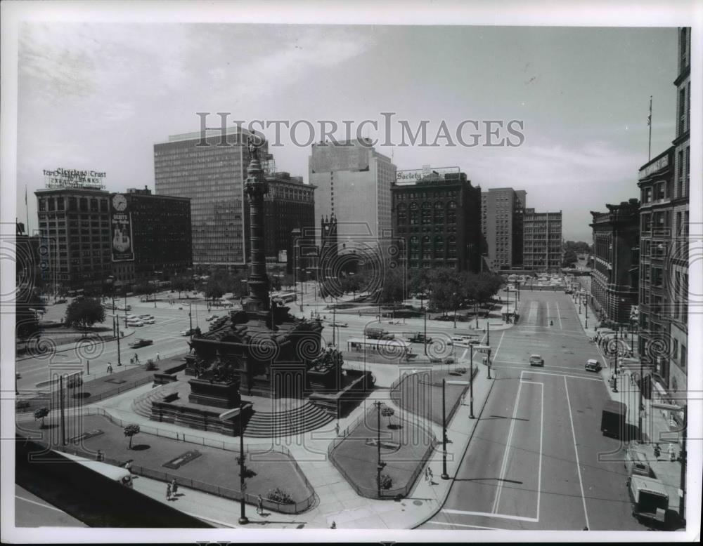 1961 Press Photo Cleveland Public Square looking N.W.  along East Roadway - Historic Images