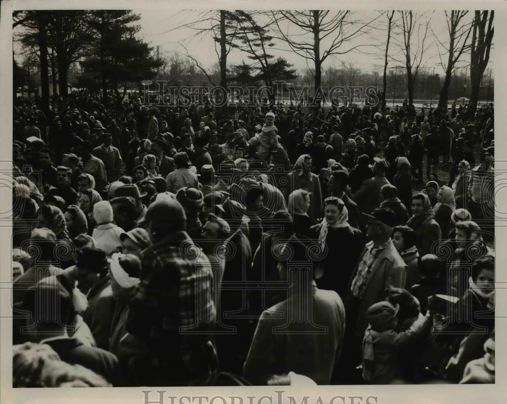 1956 Press Photo Edgewater Park Cleveland Ohio Easter egg huny crowds - Historic Images