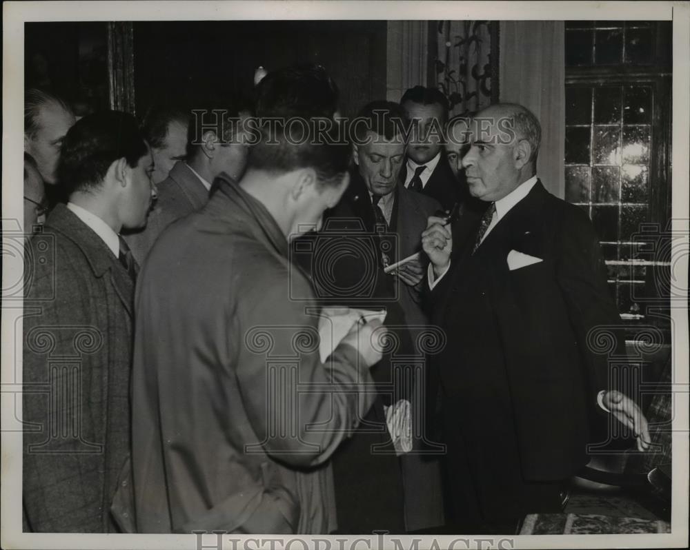 1938 Press Photo Gov. Herbert Lehman of New York speaks with reporters - Historic Images